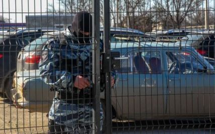 Российские силовики покинули здание крымско-татарского телеканала, прихватив видеоархивы