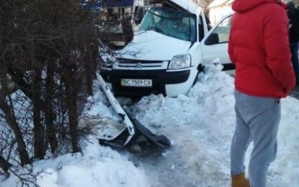 Двоє людей загинули внаслідок зіткнення маршрутки з легковиком на Львівщині