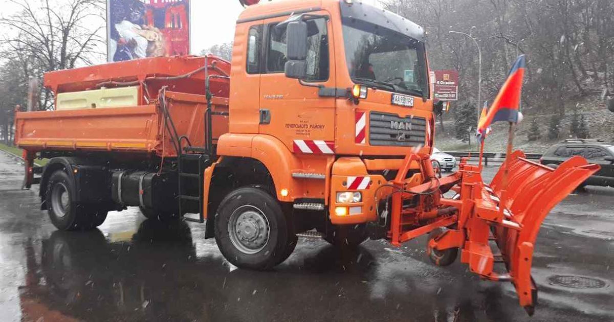Киев утром завалил мокрый снег: на дороги выехала спецтехника
