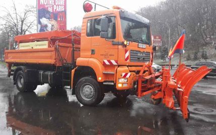 Киев утром завалил мокрый снег: на дороги выехала спецтехника