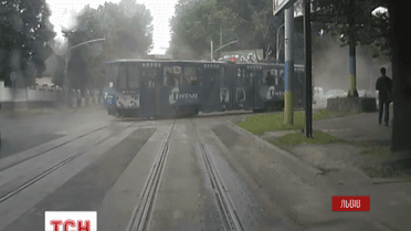 Во Львове не поделили дорогу трамвай и грузовик