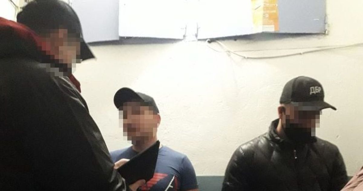 Жорстоке побиття підозрюваного під час затримання: у Києві двом оперативникам повідомлено про підозру