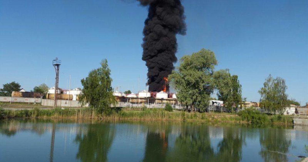 Вокруг горящей нефтебазы начали эвакуацию местных жителей