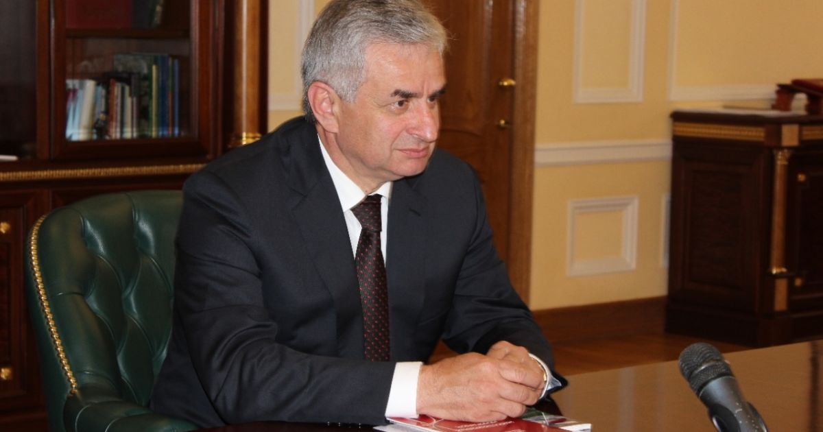 В самопровозглашенной Абхазии "парламент" отправил в отставку "президента"
