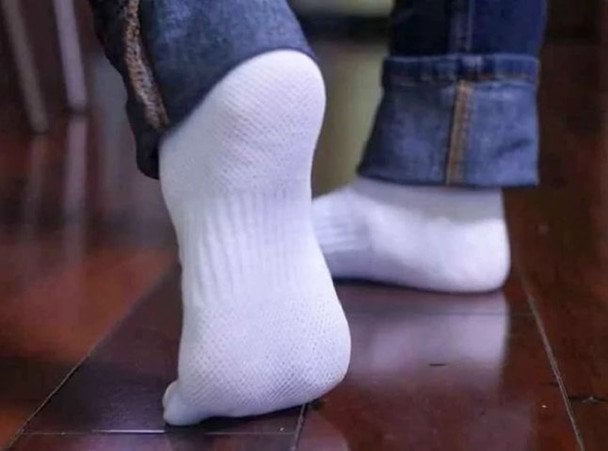 Лайфгак, як відіпрати білі носки: достатньо правильно замочити