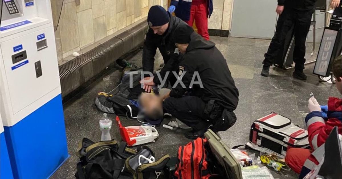 У метро помер чоловік / Труха