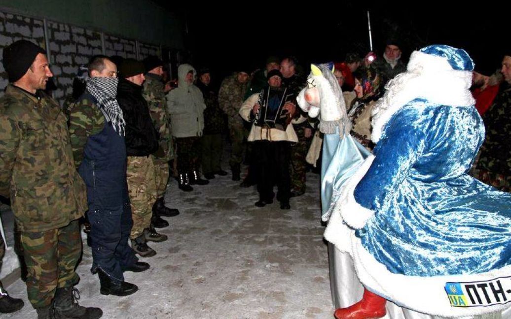 Украинских воинов в зоне АТО поздравили львовские колядники / © Минобороны Украины