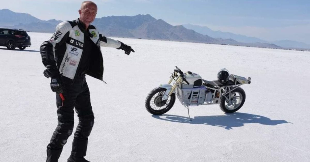 Мистическим образом едва не сорвался рекорд: украинский гонщик на электробайке рассказал о нелегких соревнования в США