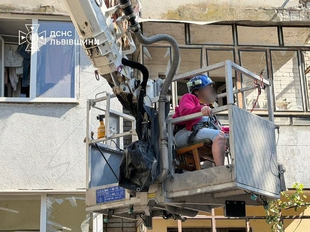 Рятувальна операція у Львові після ракетної атаки 30 липня / © ДСНС