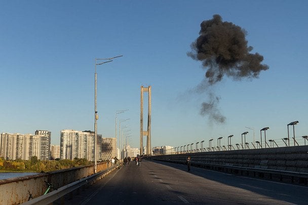2 жовтня 2026 року. Росіяни вгатили по Південному мосту. Це вже не перша атака за останні дні. / © Getty Images