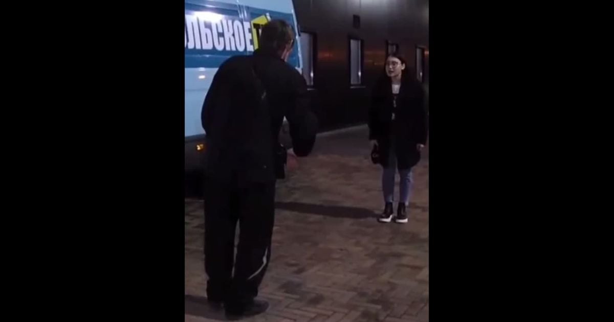 "Мужчина, ну й** today, прямий ефір": у Маріуполі чоловік вліз в кадр під час знімання місцевого телеканалу (відео)