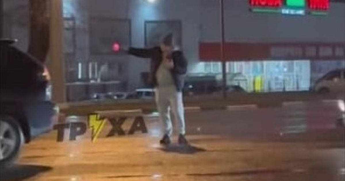 В Харькове мужчина взял жезл патрульного и стал звездой Сети (видео)