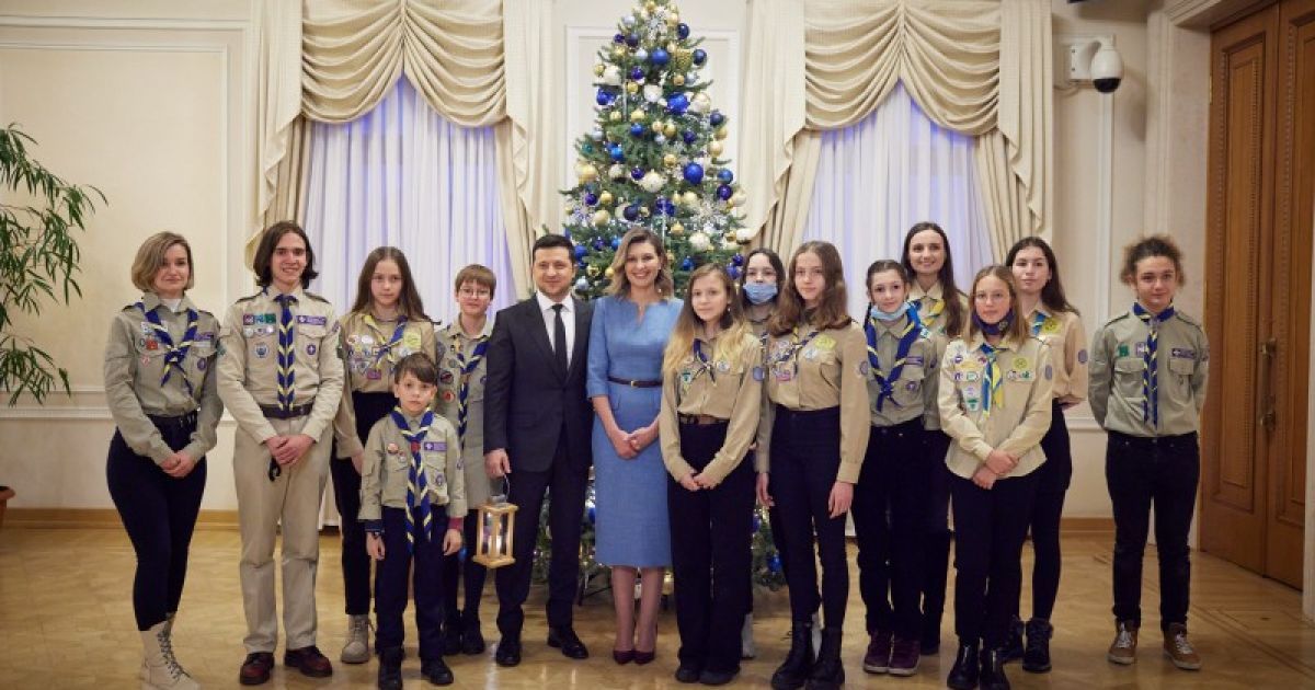 Скауты передали Зеленскому Вифлеемский огонь мира и спели песню: атмосферные фото