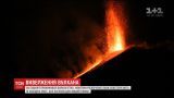 Вулкан Этна на острове Сицилия извергает гигантские фонтаны раскаленной лавы