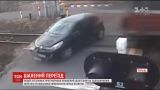 В Польше водитель пролетел на легковушке прямо перед поездом
