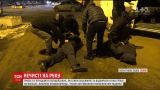 Во Львове разоблачили полицейских, которые издевались над пассажирами на вокзале