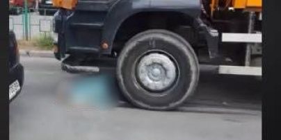 В Киеве женщина споткнулась на дороге и погибла под колесами мусоровоза
