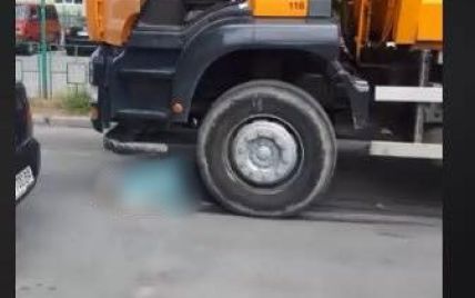 В Киеве женщина споткнулась на дороге и погибла под колесами мусоровоза