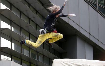 Французский "человек-паук" взобрался без страховки на 47 этаж небоскреба