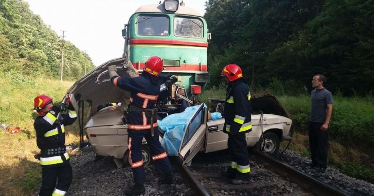Смерть родини під потягом на Прикарпатті: свідки розповіли про дивні маневри авто на переїзді