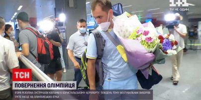 Новини України: одного з бронзових призерів Олімпіади квітами та обіймами зустрічали в Борисполі
