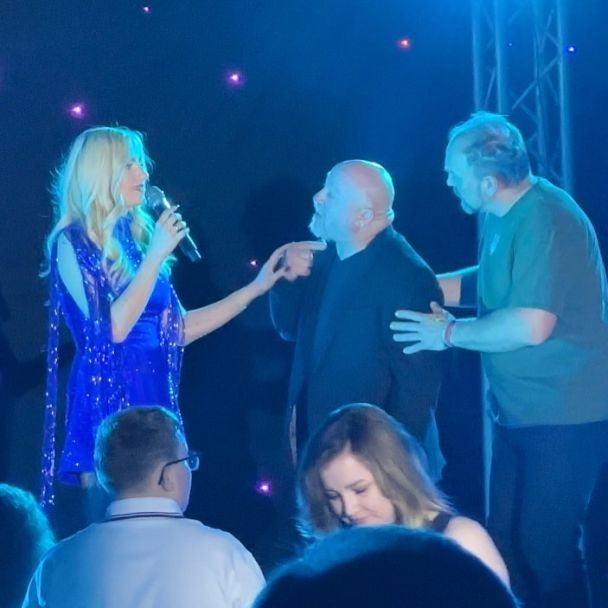 Ирина Федишин разговаривает с пьяным россиянином / © instagram.com/irynafedyshyn