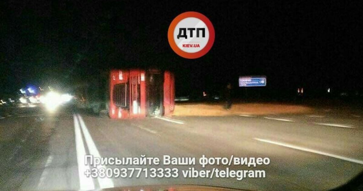 На трасі під Києвом фура переїхала двох пенсіонерів