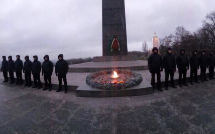 Кива опубликовал фото караула, который будет охранять Вечный огонь в Киеве