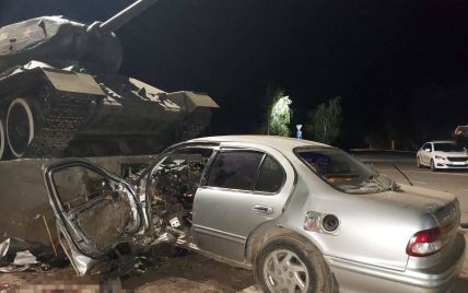 Перевернутая фура с арбузами, протараненный танк-памятник и бегство пьяного водителя: ДТП в Украине за сутки