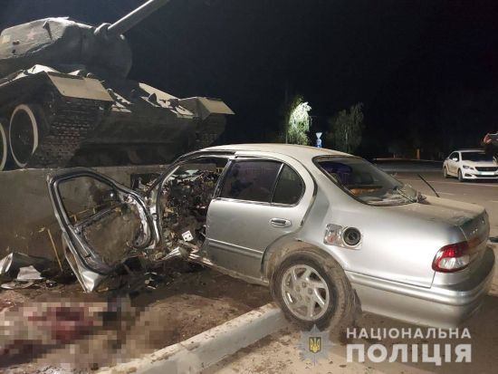 Перевернута фура з кавунами, протаранений танк-пам'ятник та втеча п'яного водія: ДТП в Україні за добу