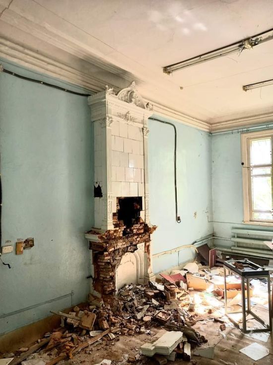 У Чорнобилі в одній із закинутих будівель знайшли старовинний камін: фото