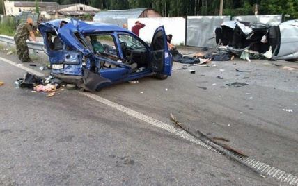 Моторошна ДТП під Києвом: Skoda на швидкості розтрощила Opel і збила поліцейського, загинули троє