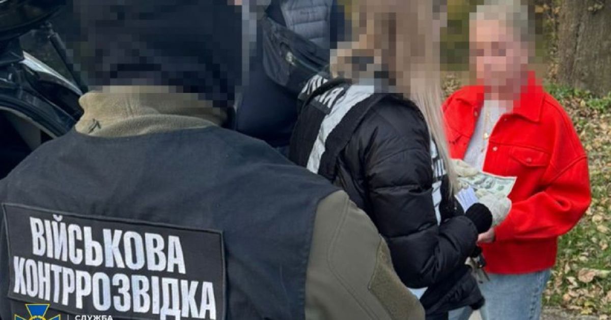 Фигурантку задержали с поличным во время передачи новой суммы взятки / Фото: СБУ