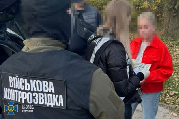 Фигурантку задержали с поличным во время передачи новой суммы взятки / Фото: СБУ