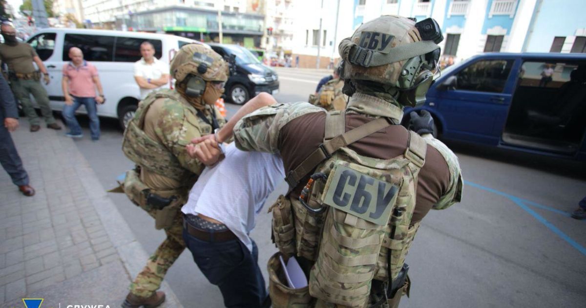 Силовики после штурма задержали мужчину, который захватил банк в Киеве