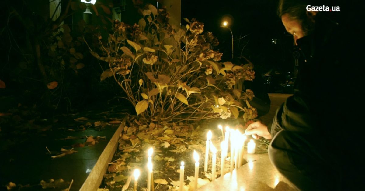 Люди всю ніч несли квіти до посольства Франції у Києві / © Gazeta.ua