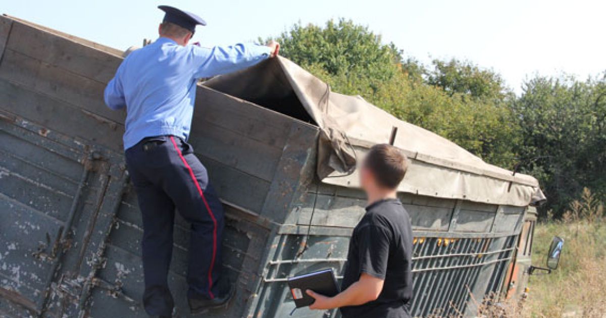 Правоохранители задержали два "КамАЗа", в которых под слоем зерна были замаскированы емкости для краденой нефти / © УМВД в Черниговской области