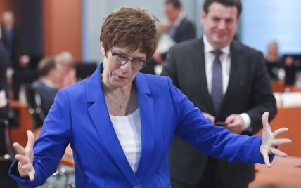 В улюбленому костюмі кольору індиго: міністерка оборони Німеччини на засіданні уряду