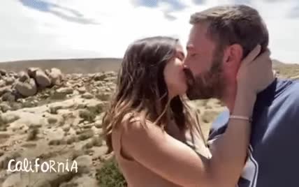 Бен Аффлек умилил поцелуем с любимой в трогательном клипе известного рэпера
