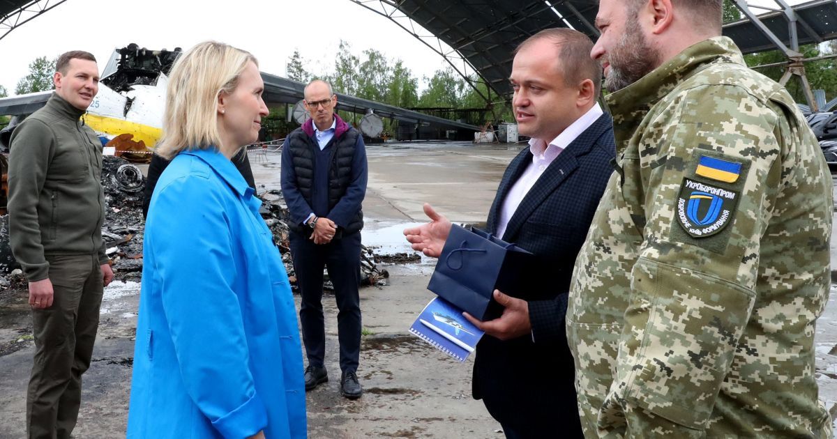 "На Донбасі відбувається вирішальна битва": пані посол США відвідала аеропорт у Гостомелі