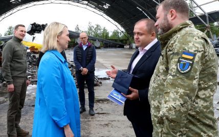 "На Донбасі відбувається вирішальна битва": пані посол США відвідала аеропорт у Гостомелі