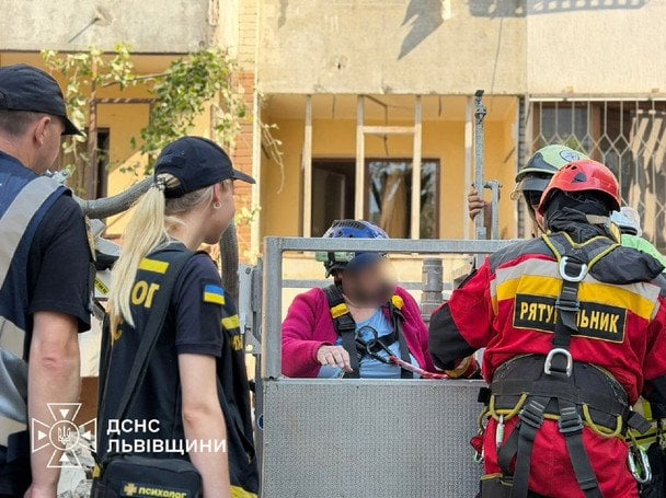 Рятувальна операція у Львові після ракетної атаки 30 липня / © ДСНС