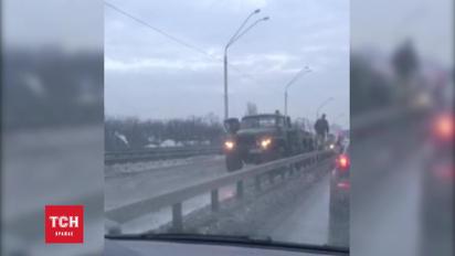 Возле метро "Нивки" перевернулась военная бронемашина