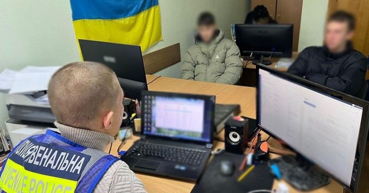 Подростки устроили взрыв на паркинге