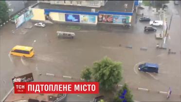 Ливень превратил улицы Бердичева в настоящие реки