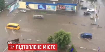 Ливень превратил улицы Бердичева в настоящие реки