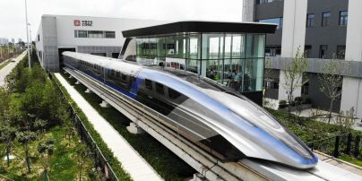 В Китае показали самый быстрый в мире поезд, что парит над рельсами: видео