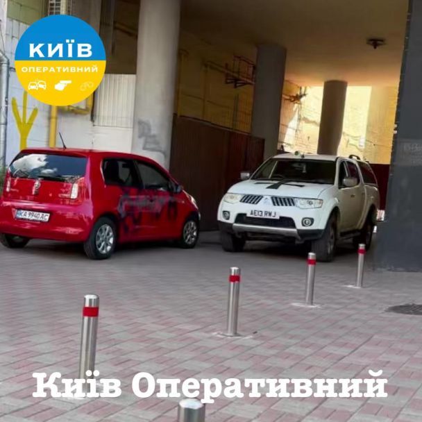 У Києві чоловік у військовій формі розмалював автівку / © Київ оперативний у Telegram