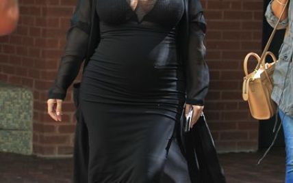 Ким Кардашьян подчеркнула беременность обтягивающим платьем