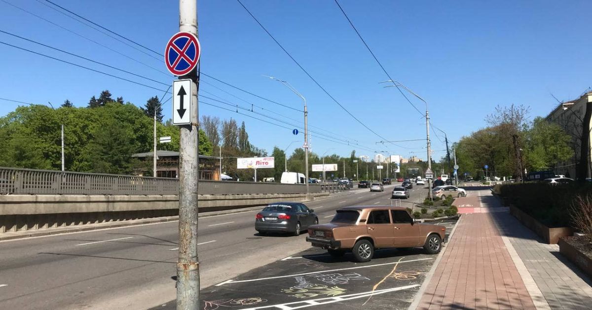 У Києві на місці велодоріжки зробили парковку